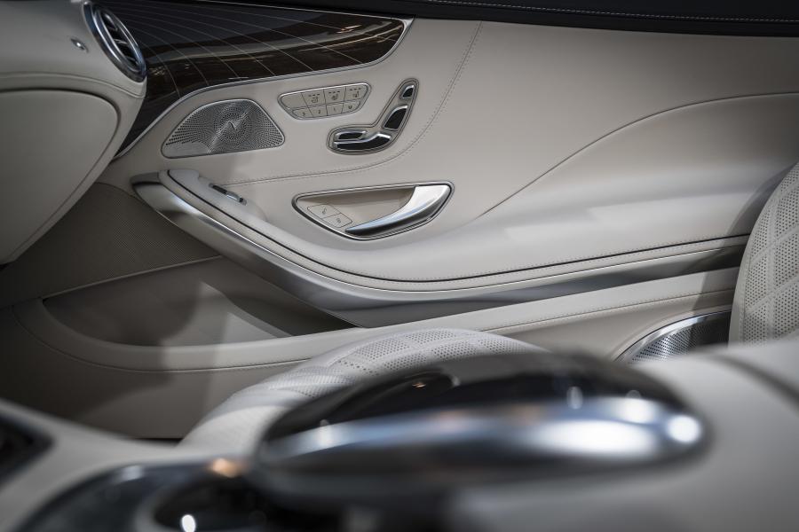 Детали интерьера Mercedes-Maybach S650 Cabriolet 2017 года  (фото 40 из 43)